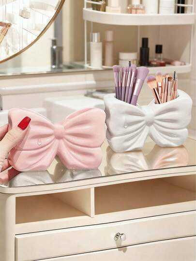Cute Bow-Shaped Pen Holder - Bathroom Makeup Brush And Cosmetic Storage Rack. Elegant Makeup Brush Holder, Suitable For Girls, Students And Creative Decor. Also Applicable For Vacation, Beach, Bathroom, Bedroom And Other Occasions. Large Capacity.