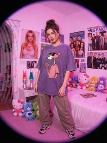 The Latest American-Style 100% Cotton T-Shirt Suitable For Both Men And Women. Featuring A Fun Retro Pink Leopard Print Cartoon Letter Pattern. This Is A Street-Style Korean Version Of Comfortable And Retro Fashion For Daily Commuting And Versatile Clothing That Fits The Y2k . It Is A Regular, Niche Punk-Style Black Round-Neck Short-Sleeved Washed T-Shirt With A Relaxed Fit. This Is A Washed Retro Series Of Comfortable Cotton T-Shirts, Easily Creating Retro Casual Clothing. It Is Suitable For Daily Commuting, Casual Outings, Music Festivals, And Daily Wear. Classic Retro Style. Men's Printed T-Shirt, Women's Printed T-Shirt, Couple's Outfit. - 紫羅蘭色 - 查看 3