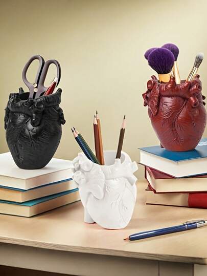 1pc Resin Heart-Shaped Vase Decoration, Classic Floral Pattern, Base Design, Home Kitchen Decoration Vase Bottle