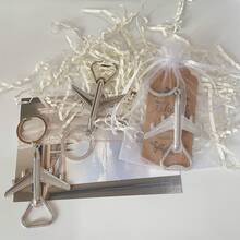 8/5/1创意飞机造型开瓶器钥匙扣套装，包含一个简易开瓶器、一个礼品袋和一张感谢卡，非常适合赠送给家人朋友、婚礼祝福等。 - 查看 2