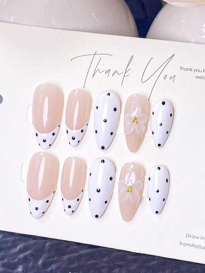 10片手工制作的按压式美甲贴片，美甲用品，美甲饰品，假指甲，短指甲，美甲艺术，夏季美甲，亚克力按压式美甲贴片，美甲套装，Y2K风格，白色指甲，黑色指甲，波点指甲，裸色指甲表面饰有手工雕刻的半透明白色五瓣花，简约低调的风格，适合女士和女孩度假和日常使用。