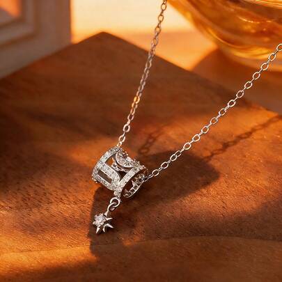 1件S925纯银奢华流星造型吊坠项链，镶嵌闪亮锆石，优雅精致，适合日常佩戴，是馈赠亲友的精美礼物。