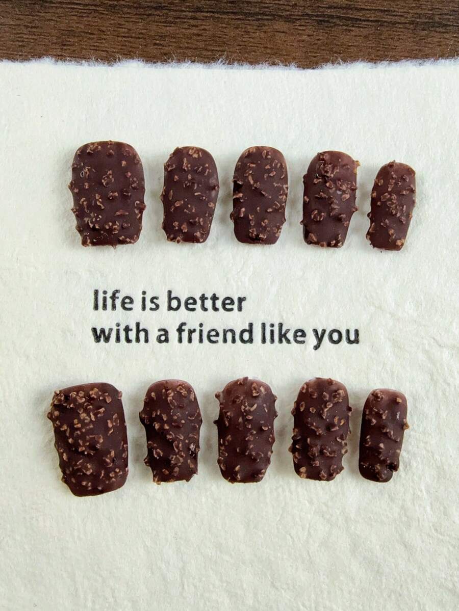 10片高端简约优雅风格，手工绘制巧克力纹理，休闲短款手工假指甲，非常适合春夏度假旅行，充满巧克力冰淇淋的甜蜜气息，还有泳池派对美甲贴纸。 - 巧克力棕 - 查看 1