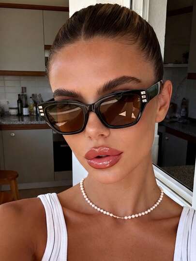 一副男女通用的猫眼棕色眼镜，高端设计，营造夏日海滩度假和户外旅行氛围，适合各种穿搭，也是开学季的理想之选。