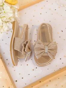 1 đôi sandal đế bằng màu vàng kim cỡ lớn dành cho bé gái, chất liệu PU mềm mại, bóng bẩy, trang trí nơ lớn, quai đeo mắt cá chân co giãn, mũi tròn, đế chống trượt thoải mái, kiểu sandal La Mã thời trang, thanh lịch, dễ thương phù hợp cho bé gái từ 3-15 tuổi, dùng hàng ngày, dự tiệc, du lịch, mùa xuân/hè 2026. - Hoa hồng vàng - Xem 4