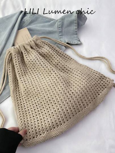 Esta mochila de malha vazada na cor cáqui é uma escolha única e elegante para o dia a dia. Leve, portátil e versátil, com fechamento por cordão, é perfeita para um look descontraído e veranil. Ideal para viagens, férias e compras.