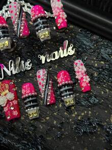 10片手工全覆盖方形亚克力美甲套装，玫瑰红色甲片，手绘几何图案，如玫瑰红波点和黑白条纹，3D金色金属皇冠、串珠珍珠、金属蝴蝶结和立体粉白五瓣花美甲饰品，甜美酷炫的洛丽塔/朋克风，Y2K风格可穿戴美甲套装，适合女性日常、派对、节日和主题派对使用（内含：一片果冻胶和一条摩擦条）美甲用品 - 玫紅色 - 查看 6