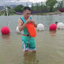 1个便携式漂浮气囊，橙色防水游泳浮标，旋转式气嘴可用嘴吹气，松开气嘴即可放气，气嘴无需拆卸，沙滩必备，泳池漂浮垫 - 橘色 - 查看 4