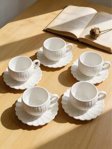 6件套/1套 欧式南瓜造型陶瓷咖啡杯碟套装，包含6个杯子，杯身饰有竖条纹浮雕，碟子边缘饰有雏菊花瓣图案，C形手柄，耐热，可放入洗碗机清洗。奢华北欧风白色餐具，优雅精致，是下午茶、家庭聚会、咖啡、茶、甜点、乔迁新居和婚礼的理想之选，也是家居厨房和咖啡馆装饰的完美点缀。这款家居装饰品是送给女性和爱茶人士的完美生日和母亲节礼物。意式浓缩咖啡 - 彩色 - 查看 1