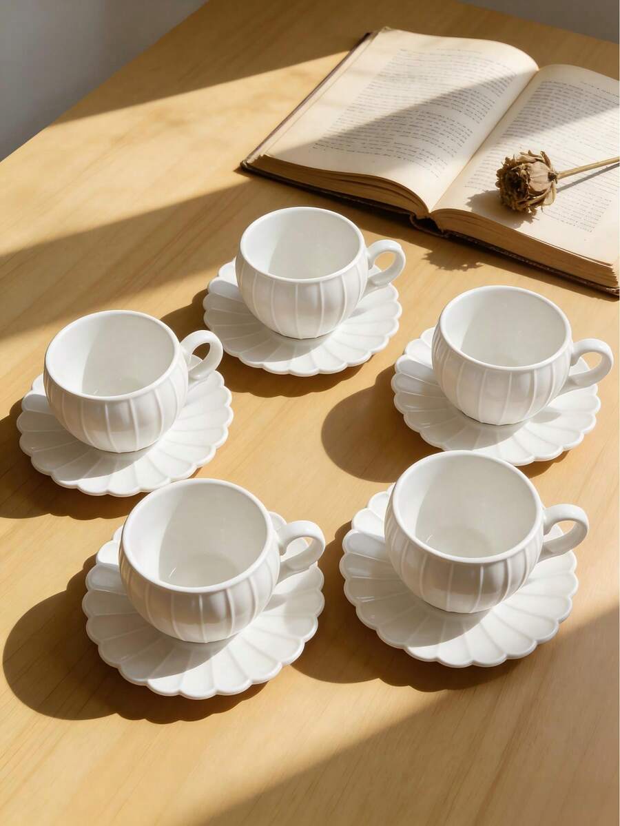 6件套/1套 欧式南瓜造型陶瓷咖啡杯碟套装，包含6个杯子，杯身饰有竖条纹浮雕，碟子边缘饰有雏菊花瓣图案，C形手柄，耐热，可放入洗碗机清洗。奢华北欧风白色餐具，优雅精致，是下午茶、家庭聚会、咖啡、茶、甜点、乔迁新居和婚礼的理想之选，也是家居厨房和咖啡馆装饰的完美点缀。这款家居装饰品是送给女性和爱茶人士的完美生日和母亲节礼物。意式浓缩咖啡 - 彩色 - 查看 1