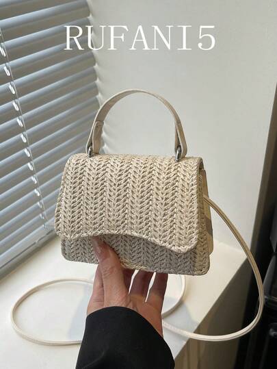 新款纯色迷你翻盖草编手提包，休闲百搭的沙滩度假风女式斜挎包，适合购物、装钱包、休闲出行，尤其适合年轻女性、大学生、职场新人及白领人士。也非常适合办公室、大学、工作、商务、通勤、户外活动、旅行和郊游等场合。