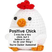 1个可爱针织白鸡玩具：绝佳的陪伴，随时随地为您带来笑容，传递积极能量！这只可爱的针织白鸡不仅是毛绒玩具，更是一张充满正能量的卡片，鼓励您乐观地拥抱生活。 - 彩色 - 查看 1