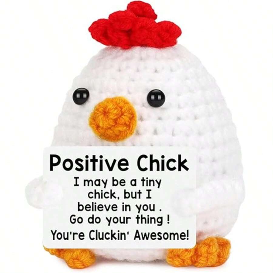 1个可爱针织白鸡玩具：绝佳的陪伴，随时随地为您带来笑容，传递积极能量！这只可爱的针织白鸡不仅是毛绒玩具，更是一张充满正能量的卡片，鼓励您乐观地拥抱生活。 - 彩色 - 查看 1