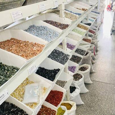 50g 100g Grava de cristal natural mixta de amatista, citrino, lapislázuli, cuarzo cristalino, ágata de musgo, piedras curativas de shungita, cuarzo rosa, moonstone negro y blanco, minerales, especímenes de reiki, gemas, decoración de acuario y jardín