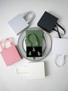 Hộp đựng trang sức cầm tay di động có ngăn kéo, hộp quà tặng thời trang, thích hợp để đựng hoặc trưng bày vòng cổ, nhẫn, bông tai, huy chương, kỷ niệm, trang sức, quà tặng nhỏ, mặt dây chuyền, vòng tay, đồng xu, trâm cài. Lý tưởng làm quà tặng sinh nhật, tiệc tùng, đám cưới, quà tặng hàng ngày và ngày lễ, Ngày Valentine, Ngày của Mẹ, quà tặng cho các cặp đôi. - Nhiều màu - Xem 8