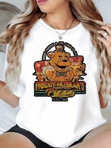 Un oso animatrónico sonriente rodeado de pizzas coloridas y luces festivas que evocan diversión y nostalgia en un restaurante temático retro camiseta de mujer casual cómoda 220g - Blanco - Ver 1