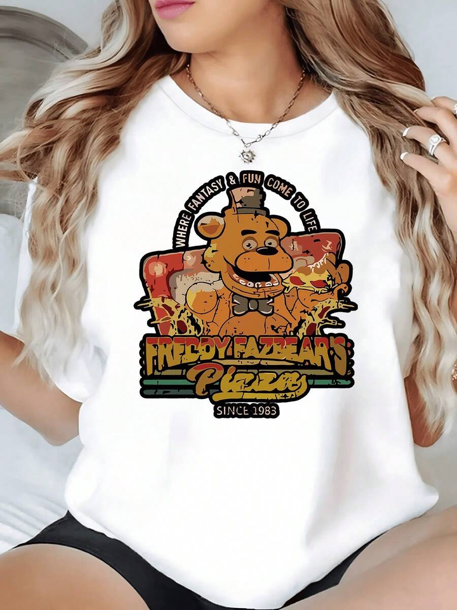 Un oso animatrónico sonriente rodeado de pizzas coloridas y luces festivas que evocan diversión y nostalgia en un restaurante temático retro camiseta de mujer casual cómoda 220g - Blanco - Ver 1