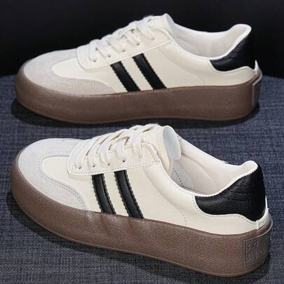 Flipark 1 đôi giày thể thao nữ casual, phối màu cổ điển sọc be trắng đen nâu, chất liệu da PU và da lộn, kiểu dáng thoải mái, cổ thấp, phù hợp đi học hoặc đi làm hàng ngày.