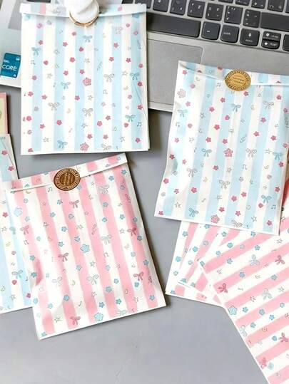 50 st. blå och rosa randiga presentpåsar i INS-stil med rosett och hjärtformade papperspåsar. Högkvalitativt utseende, lämpliga för små kort, böcker och presentförpackningar. De kan användas som gör-det-själv-påsar, som presenter eller ges till lärare, vänner, elever eller par under festivaler.