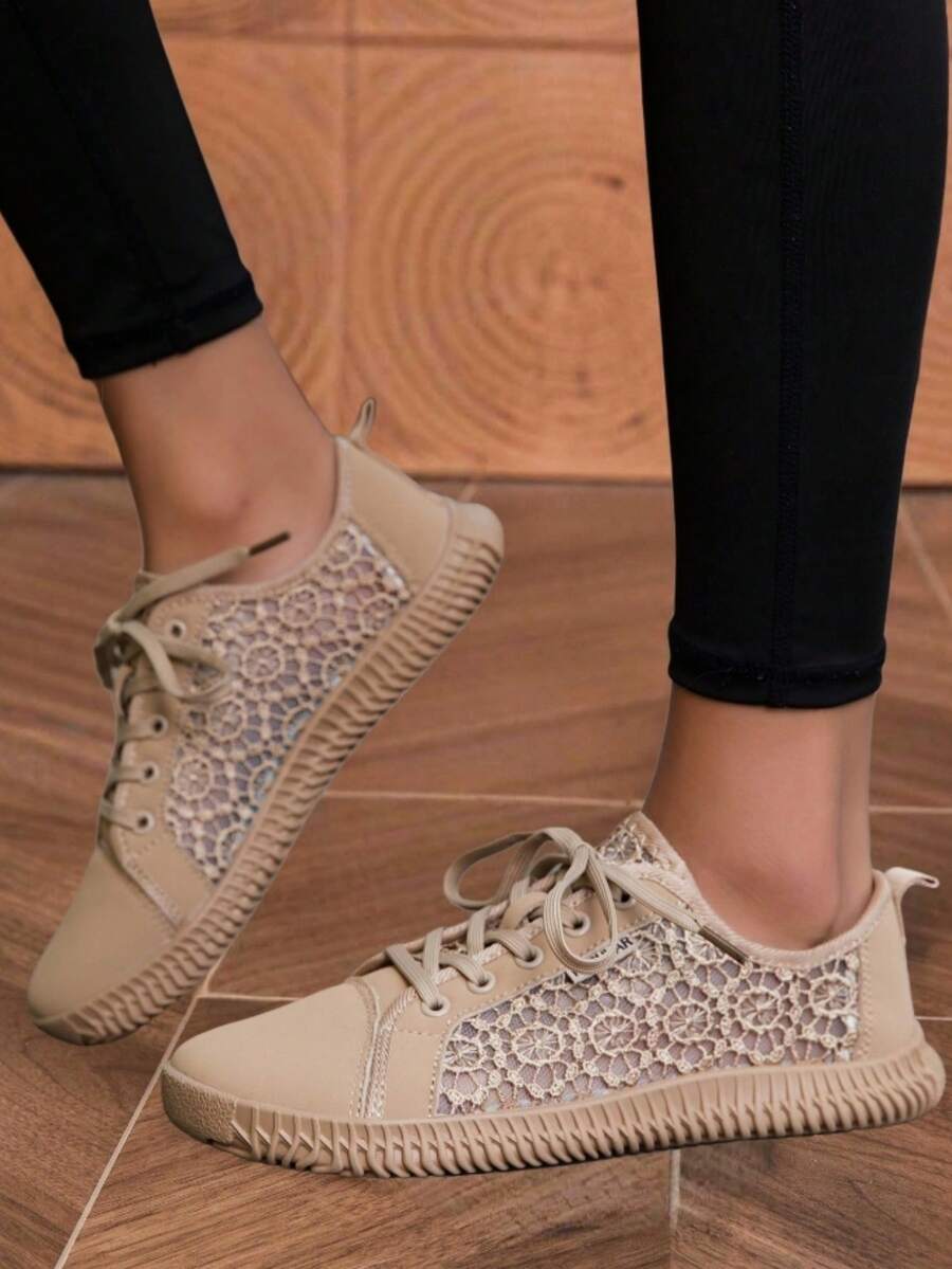 女士宽楦镂空系带白色运动鞋，舒适透气网面，轻便休闲平底鞋，百搭低帮帆布鞋，适合春、夏、秋季穿着。