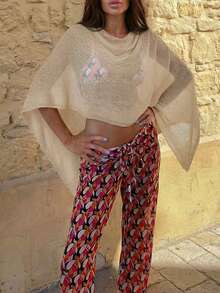 这款女士新款极简几何图案杏色针织披肩，采用透气镂空针织工艺，轻盈透气，是春夏海滩度假的理想之选。宽松高领设计，垂坠感自然，穿着舒适自在。既可作为披肩，凸显肩颈线条；也可作为休闲装扮的点睛之笔，轻松提升约会或外出时的精致感。亦可作为海滩度假风泳装罩衫。 - 杏色 - 查看 7