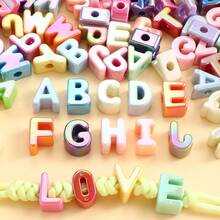 20颗16-23毫米闪亮大字母亚克力珠，适用于珠宝制作、时尚手链、笔珠、DIY手机挂绳、鞋子装饰等。 - 顏色隨機 - 查看 1