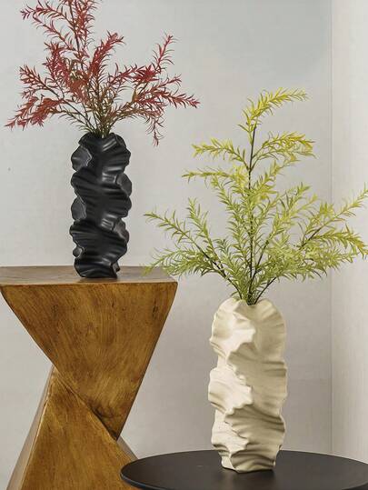 用我们手工制作的褶皱花瓶，为您的家增添柔和温暖的自然气息。精致起伏的层次感和乳白色的釉面，营造出海岸的宁静和侘寂之美。它不仅仅是一件装饰品，更是一个静谧的提醒，让您放慢脚步，细细品味简单而有意义的生活之美。