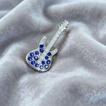 1枚闪亮水钻吉他造型胸针，适合学院风、日常佩戴、音乐节等场合，男女皆宜。 - 彩色 - 查看 6