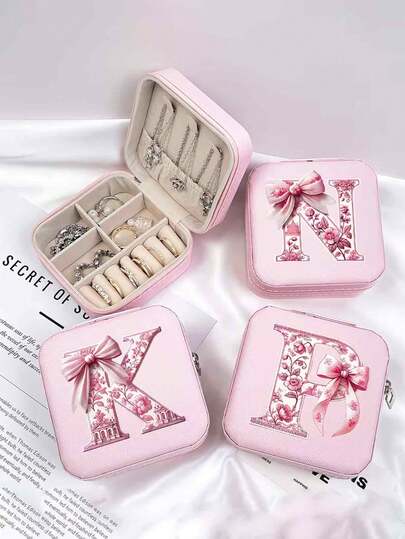 花卉图案和鲜艳色彩首饰盒，是生日和节日的理想礼物。这款粉色字母首饰盒包含从A到Z的所有字母。1个便携式迷你旅行收纳盒，适合存放项链、耳环和首饰——是送给女士的完美礼物。便携式首饰包装盒，适合作为女性礼物，个性化礼物，例如情人节、周年纪念日、伴娘情人节礼物。