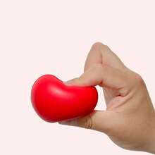 1 pieza Rehabilitador de agarre con forma de corazón, adecuado para pacientes ancianos que han sufrido un accidente cerebrovascular, ejercicios para mejorar la fuerza de agarre de los dedos y la destreza manual - Multicolor - Ver 6