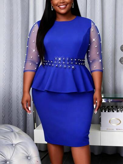 فستان بيبلوم ميدي مطابق للمقاسات الكبيرة باللون الأزرق مع أكمام شفافة من الشبك مزين باللؤلؤ للحفلات المسائية وحفلات الزفاف