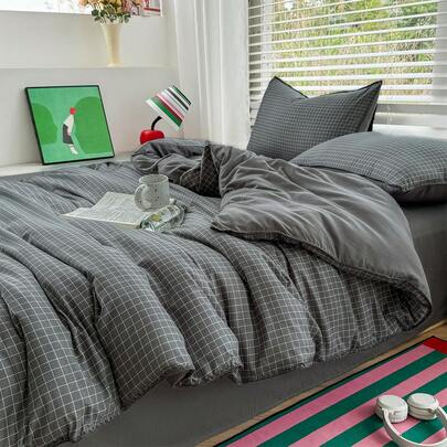 四件套贝壳刺绣被套组，柔软舒适，简约格纹图案，透气柔软，四季皆宜。套装包含：1个被套、1个床单、2个枕套（不含填充物），适用于卧室、宿舍、家庭使用，多种尺寸可选。