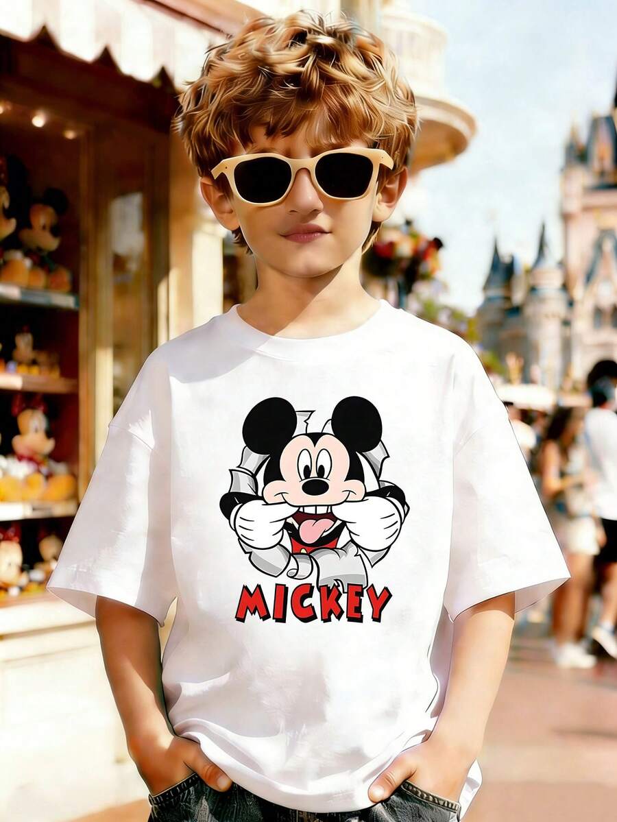 Disney The Mickey Mouse Figure, Half-Body, Pops Out From The Paper, With A Fun Cartoon Round Collar,A Cute Cartoon Character With A Design Where The Lower Body Breaks Through The Wall And Emerges From The Front. It Is Full Of Childlike Charm And Has A Distinctive, Eye-Catching Appearance Print Pattern Summer Tops,Short-Sleeved Casual And Cute Style Children's Clothing Design, Boy Clothes For Kids ,Ropa Para Niños,Boy Clothes For Kids,Graphic Tee, Summer Clothes,Perfect For Cool Boy. Comfortable And Breathable Children's Short-Sleeved T-Shirt. Comfortable And Casual Wear All Year Round 180g Pure Cotton Children's Clothes,Comfortable & Lightweight, Iconic Print For Mix-And-Match Outfits,Suitable For Both Boys And Girls. - 白色 - 查看 1