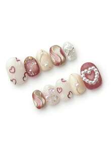 这款美甲套装包含10片指甲油，名为“粉红之心”。它以温暖的灰粉色、乳白色和金属金/银色为主色调，饰以精致的粉色心形轮廓、珍珠心形点缀和波浪状金属纹理。光泽亮丽的表面如同珍珠封缄的粉色爱心般闪耀，营造出温柔浪漫、甜蜜温馨的氛围。 - 彩色 - 查看 2