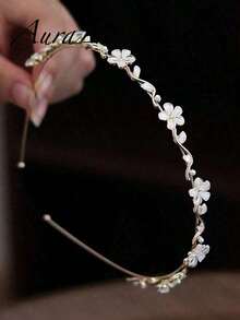 AuraLois 1pc Simple Alloy Headband Accessory With Faux Pearl & Flower & Rhinestone Decor, Gold Tone Hair Hoop & Clothing Accent, Soft Girl Coquette Aesthetic, Perfect Valentine's Day & Mother's Day Gift, Versatile Decorative Piece For Bag, Hat & Outfit Decoration, Multi-Purpose Daily Wear & Bridal Shower Prop For Women & Girls, Elegant Headpiece For Wedding, Brunch & Vacation Outfits, Lightweight Non-Slip Hair Accessory For Hairstyle, Beach & Everyday Looks - 白色 - 查看 4