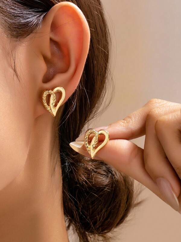 1 par de brincos minimalistas e elegantes em formato de coração dourado (para mulheres)