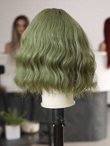Perruque élégante bouclée courte pour femmes - cheveux synthétiques au look naturel, polyvalente pour toutes les occasions. Perruque bouclée ondulée courte de 12 pouces blanc/rouge clair/rouge/vert clair avec frange. Cheveux synthétiques doux et naturels parfaits pour les débutants et diverses occasions. Fibre résistante à la chaleur pour le cosplay, le style anime, avec un bonnet rose. Idéal pour les fêtes et événements des femmes, accessoire de cheveux anime - Herbe verte - Voir 7