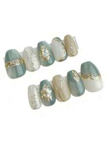 这款美甲套装包含10片指甲油，名为“金贝壳青色溪流”。它巧妙地融合了朦胧的青色和乳白色，金色纹理和贝壳细节在柔和的底色上格外醒目，宛如贝壳镶嵌在青色溪流之中。闪粉点缀更添一丝空灵之美，营造出梦幻宁静的氛围。 - 彩色 - 查看 2