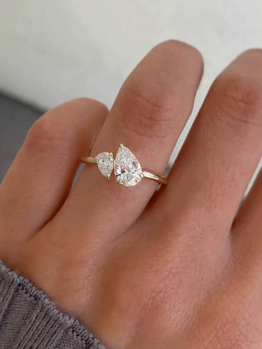 925 纯银双水滴设计女士戒指，镶嵌闪亮锆石，是女士订婚/求婚的优质珠宝 - 金黃色 - 查看 1