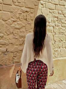 这款女士新款极简几何图案杏色针织披肩，采用透气镂空针织工艺，轻盈透气，是春夏海滩度假的理想之选。宽松高领设计，垂坠感自然，穿着舒适自在。既可作为披肩，凸显肩颈线条；也可作为休闲装扮的点睛之笔，轻松提升约会或外出时的精致感。亦可作为海滩度假风泳装罩衫。 - 杏色 - 查看 8