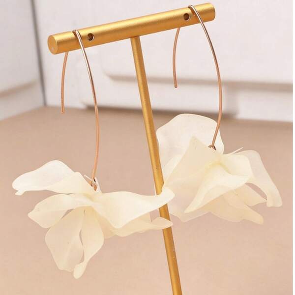 1对时尚度假风亚克力花瓣耳环，女士首饰