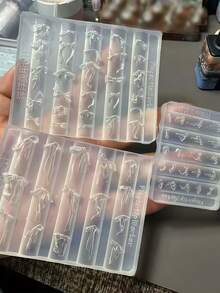 1个蝴蝶结美甲模具，丝带蝴蝶3D装饰透明硅胶美甲模具。适合作为节日礼物。适用于婚礼、母亲节、海滩、节日等场合，非常适合送给女性、母亲、老师、朋友、伴娘、学生、返校季、夏季等场合，简约美观，时尚大方。 - 彩色 - 查看 2