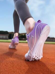 2026 8-Spike Damen Leichtathletik Schuhe, Farbblock bedruckte modische Low-Top Sportschuhe, Sportlicher Kreuzriemen-Stil Teenager Profi Wettkampf Leichtathletik Schuhe, Spikes für Kurzstrecken, rutschfeste verstärkte Griffigkeit, leichte atmungsaktive Trainingsschuhe geeignet für Kunststoffbahn Wettkämpfe, Weitsprung Training Grundausstattung, abnehmbare Spikes - Weiß-violett - Übersicht 8