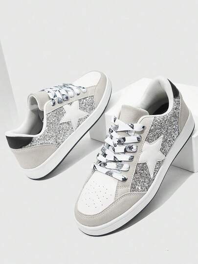 简约舒适男士滑板鞋，银灰色亮片拼接，舒适透气，适合日常穿着、通勤和旅行，青春学院风男鞋，平底鞋，休闲运动鞋
