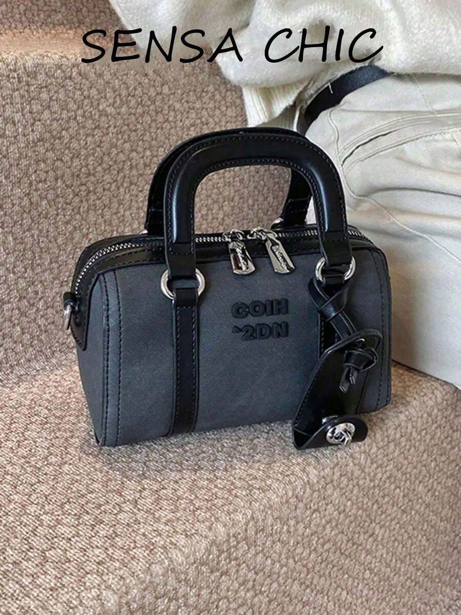 新款时尚女士半软摩卡色枕形包，采用PU皮革制成，配有可拆卸肩带，并饰有金属吊坠和标签。这是一款优雅的女士手提包/单肩包，采用高端材质，适合工作通勤、聚会、购物等各种场合。 - 黑色 - 查看 1