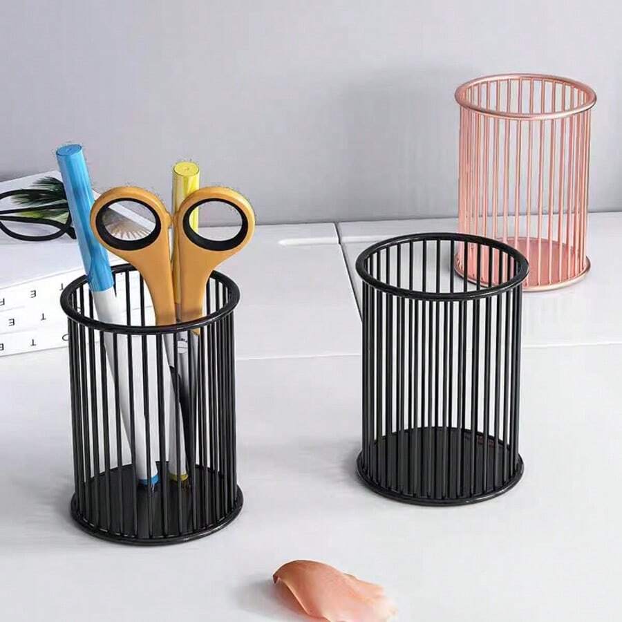 金属笔筒，适用于桌面和梳妆台 - 多功能收纳架，可用于办公室、浴室化妆品和文具：采用耐用钢结构，内部隔层整齐，节省空间，简约时尚，可收纳钢笔、刷子、口红、眼线笔和小工具，方便取用，提升工作空间的美观性和整洁度，是家庭办公室、化妆台和书桌的理想之选。 - 查看 1