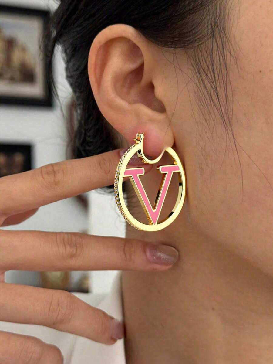 一对18K镀金时尚通勤款微镶锆石字母镂空圆环耳环，奢华简约设计，优雅可爱，适合日常佩戴和聚会场合。