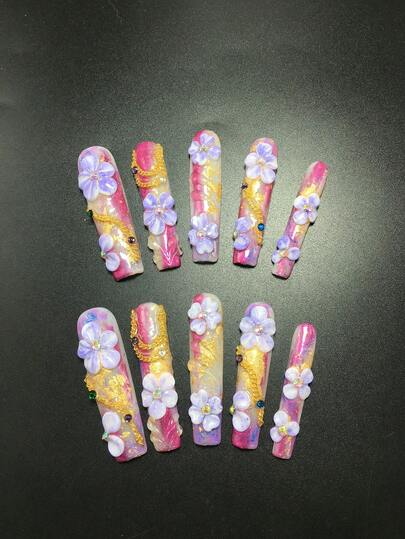 10片5.5厘米手工棺材形美甲贴片，搭配紫色花朵、项链和各种装饰品。这是一款适合女性和女孩的美甲贴片套装，可用于情人节、派对、节日和日常佩戴。美甲配件，亚克力美甲套装，包含美甲贴片、手工压制美甲贴片和美甲用品。