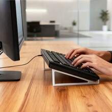 Soporte ergonómico para teclado - Ángulo ajustable de 20°, diseño antideslizante, base de plástico duradero, proporciona una experiencia de escritura cómoda, se adapta a la mayoría de los teclados, 12 cm de diámetro, accesorio para espacios de trabajo de oficina y hogar, estructura resistente - A - Ver 3