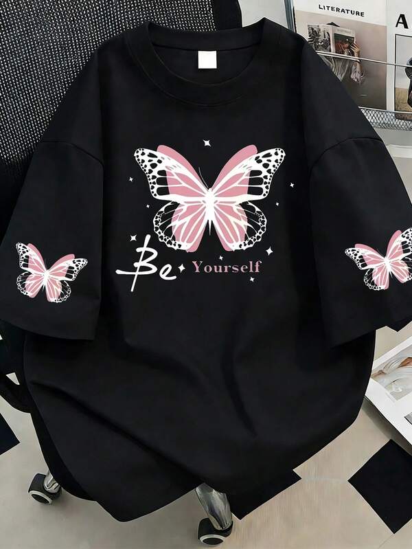 חולצת טריקו שחורה לנשים במידות גדולות עם פרפרים, ורודה עם הסלוגן "תהיי עצמך", מתאים ליום יום, טיול, חג, מסיבת חוף, פסטיבל מוזיקה, חופשה, קיץ קז'ואל